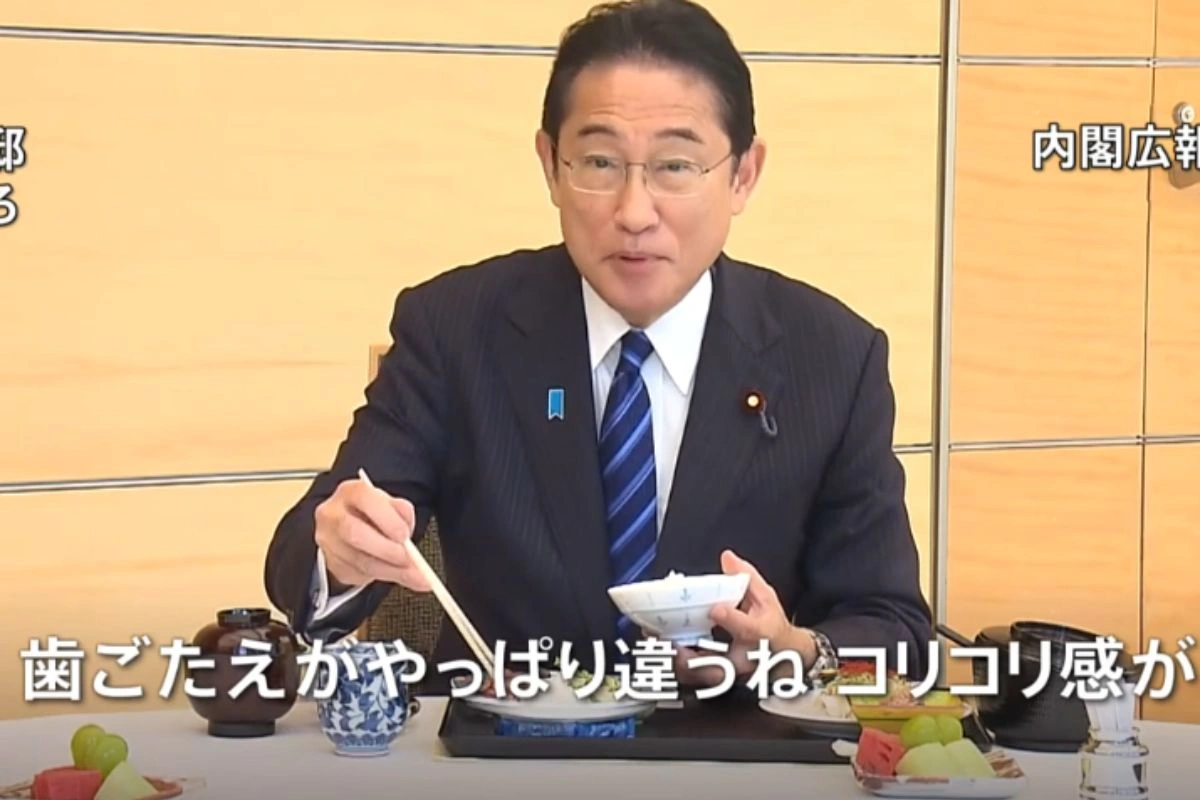 Японский премьер и министры поели морепродукты из Фукусимы - ВИДЕО